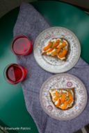 Crostoni caprino e albicocche ricetta