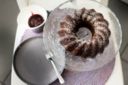 Ciambella facile al cacao e frutti di bosco