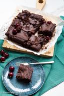 Brownie vegano cioccolato e ciliegie ricetta