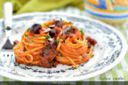 Pasta al sugo con olive nere