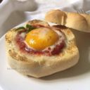 Uova al pomodoro nel pane