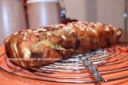 Plum-cake con pesto al basilico, feta e pinoli