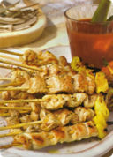 Spiedini di pollo e ananas con salsa di soia.