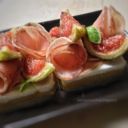 Cheesecake al caprino con bresaola e fichi