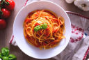 Ingredienti e consigli per preparare squisiti spaghetti al sugo estivo.