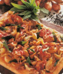 Pizza agli scalogni con pancetta affumicata.