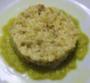 Risotto con salsiccia piccante su crema di porri
