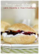 Finti scones di sfoglia con ricotta e marmellata