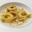 Tortelloni di salsa di noci su zuppetta di focaccia