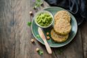 Burger di quinoa e ceci ai semi di sesamo, con puré di broccoli