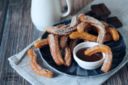 Churros spagnoli con salsa al cioccolato