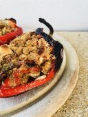 Peperoni al forno ripieni di legumi