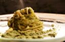 Spaghetti al pesto di avocado, rucola e zucchine