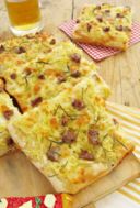 Ricetta pizza patate e salsiccia, un piatto unico perfetto per le cene tra amici