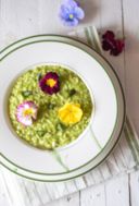 Ricetta risotto alla crema di asparagi, un primo piatto buono e molto scenografico