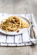 Ricetta spaghetti alla carbonara con pancetta, un primo piatto famoso alla portata di tutti