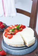 Ricetta cheesecake cioccolato bianco e fragole, un dolce senza cottura facilissimo da fare