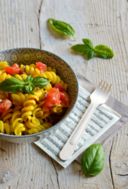 Ricetta pasta fredda curcuma e pomodoro, un primo piatto leggero e fresco