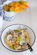 Ricetta spaghetti vongole e fiori di zucca, un primo piatto saporito e leggero