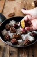 Ricetta castagne in padella con il sale, un contorno autunnale veloce e facile da fare