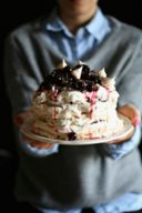 Ricetta pavlova al cioccolato panna e amarene, un dolce classico rivisitato