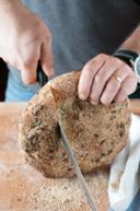 Ricetta pane senza impasto cotto in pentola, perfetto per chi è si avvicina ai lievitati