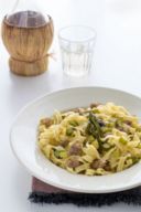 Ricetta pasta con asparagi e salsiccia, un primo piatto ricco dai sapori decisi