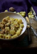 Ricetta pasta salmone noci e pistacchio, un sugo perfetto per ogni formato di pasta