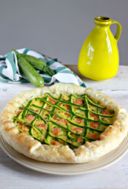 Ricetta torta salata zucchine e salmone, un abbinamento classico che non sbaglia mai