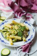 Ricetta pasta con zucchine e pancetta, il pranzo perfetto dell’estate.