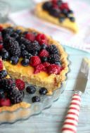 Ricetta crostata frangipane ai frutti di bosco, una base base veloce per i frutti della stagione