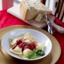 Ricetta ravioli dolci sardi, i cruxionis de arrascottu con sugo di pomodoro e grana padano