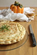 Ricetta focaccia ripiena di zucca e salsiccia in padella, un contrasto di sapori perfetto