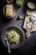 Spaghetti con pesto di broccoli, sarde e uvetta