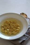 Cappelletti vegani in brodo