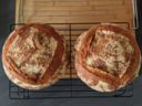 Pane: la bufala del grano duro che dà croccantezza spiegata con due pagnotte