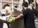 Roma: la statua della porchetta di Trastevere entra in campagna elettorale