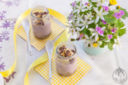 Coppette veloci di yogurt alle bacche di acai con ananas, semi di chia e cioccolata a pezzetti