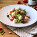 Spaghetti di zucchine al pesto, pomodori e mozzarella marinata