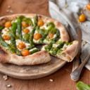 Pizza al pesto e asparagi